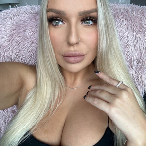 KissMyTitsPls video