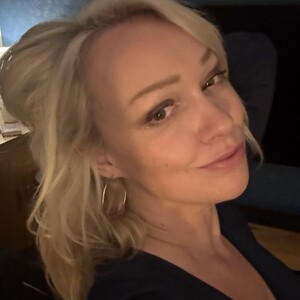MsFunCurious live cam video preview