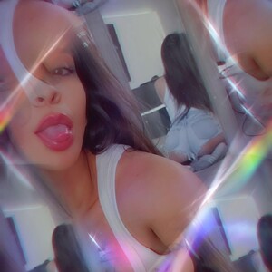 BrielleTheToy Latina webcam from United States
