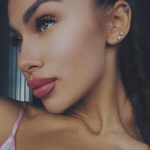 EliseFoxx featured webcam