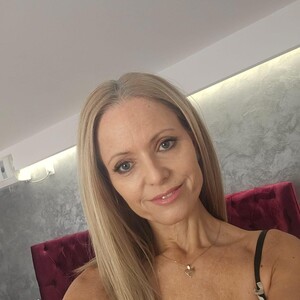 Miss_Jasminee Woman webcam from United Kingdom